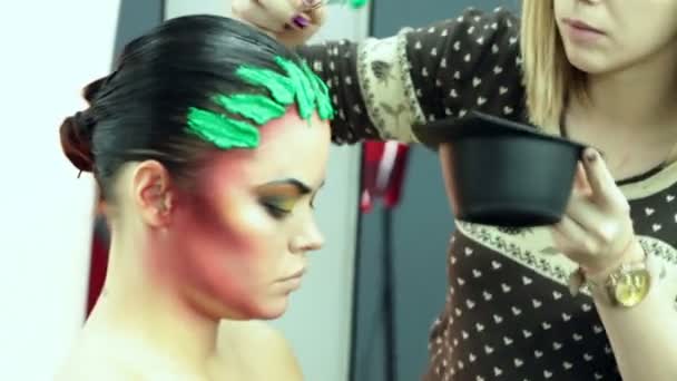 Kvinnan lägger en makeup en vacker flicka — Stockvideo