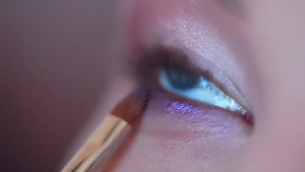 Woman puts a makeup to a beautiful girl — Stock Video