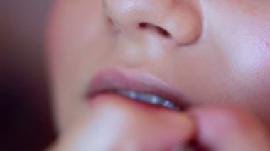 kadın bir makyaj güzel bir kızla koyar.