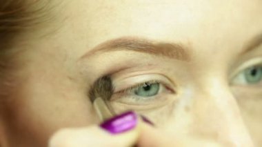 kadın bir makyaj güzel bir kızla koyar.