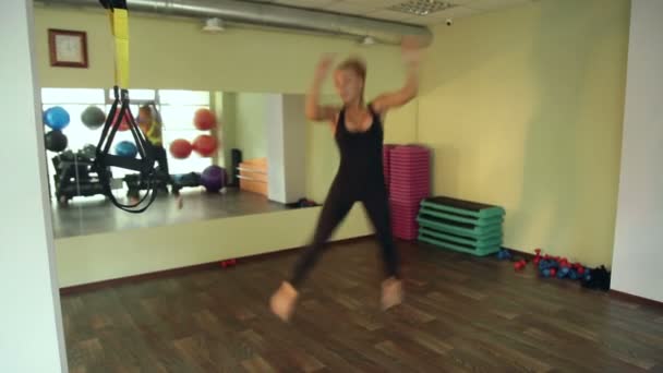 Mooie jonge blonde vrouw dansen — Stockvideo