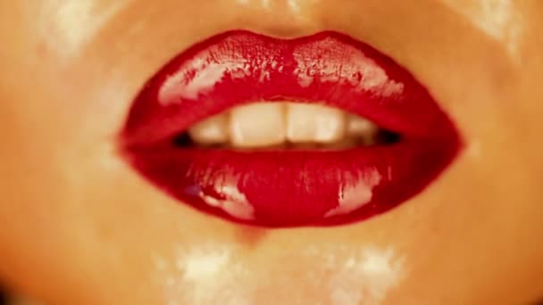 Mujer lamiendo sus labios — Vídeo de stock