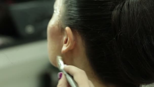 Mulher coloca uma maquiagem para uma menina bonita — Vídeo de Stock