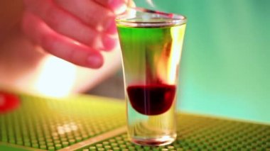 Barmen yangın kokteyl için ayarlar