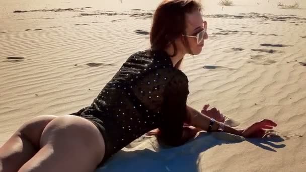 Woman with beautiful ass lying on beach — Stock Video