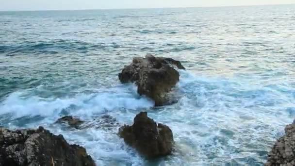 Бушующее синее море — стоковое видео
