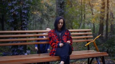 Genç anaokulu öğrencisi sıcak bir sonbahar gününde arkadan güzel annesine yaklaşır.