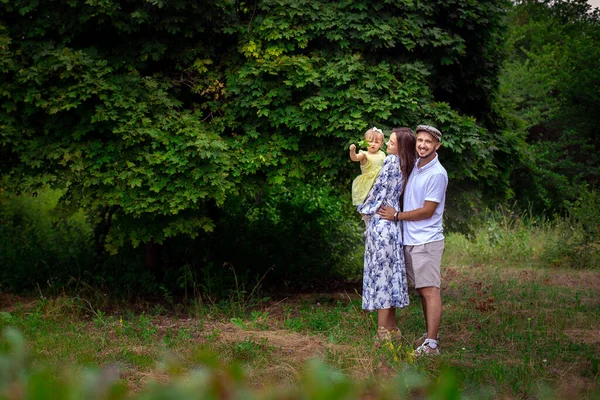 Schöne Junge Familie Trägt Kleine Tochter Und Lächelt Einander Einem — Stockfoto