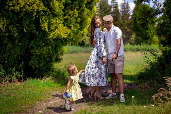 Glückliche Familie Spielt Mit Kleiner Tochter Grünen Park Mädchen Hält — Stockfoto