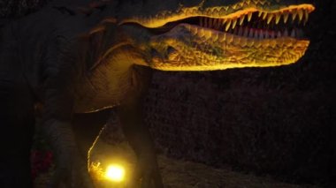 Keskin dişli dev yırtıcı dinozora yaklaşın.