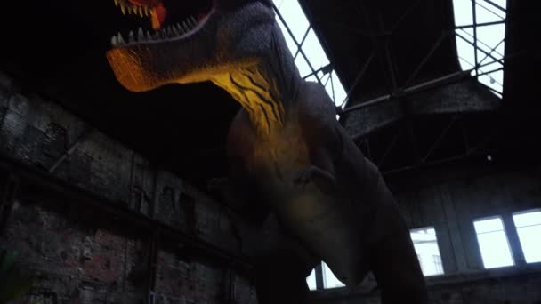 Primer Plano Del Dinosaurio Tiranosaurio Gigante Con Dientes Afilados — Vídeos de Stock