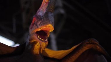 Uçan dev yırtıcı canavar dinozora yakın çekim