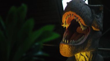 Sivri dişli dev Tyrannosaurus dinozoruna yaklaş.