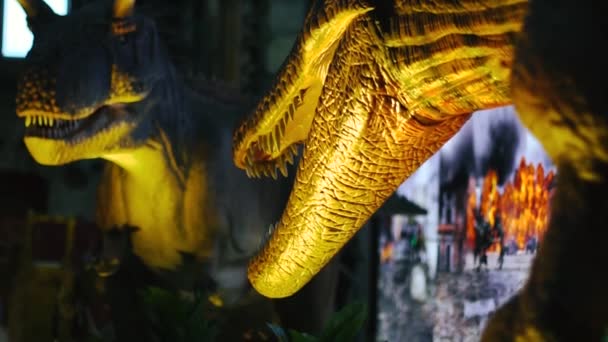 Två Modeller Gigantiska Monster Dinosaurus Med Vassa Tänder — Stockvideo