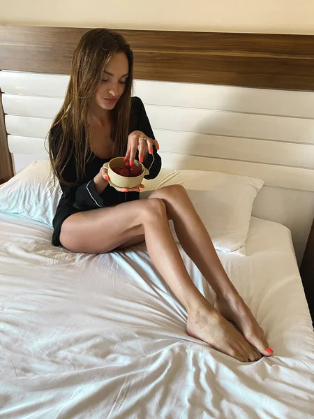 Wanita Cantik Kaukasia Tempat Tidur Hotel Makan Stroberi Dengan Piyama — Stok Foto