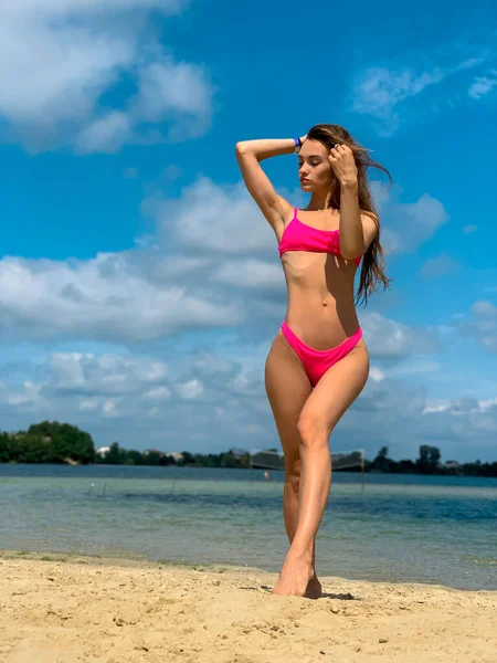 수영복을 여자가 여름날 해변에서 포즈를 취하는 — 스톡 사진