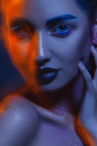 Retrato creativo de mujer adulta linda con luces mixtas — Foto de Stock