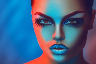 Kırmızı ve mavi l makyaj yatay beaty kız portresi