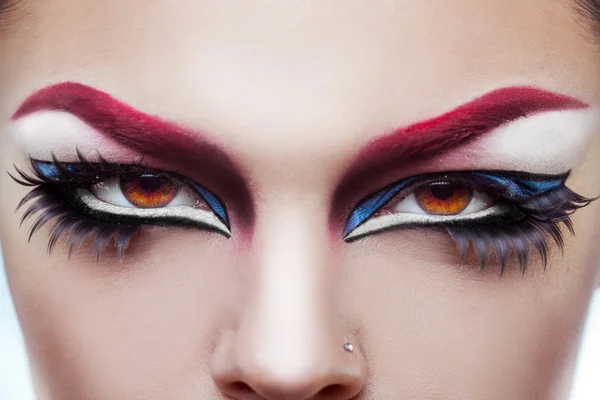 De cerca la foto de las mujeres los ojos con el maquillaje y la piel sana — Foto de Stock