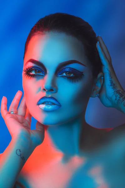 Portrét okouzlující brunetka s zdravá pleť a make-up v st — Stock fotografie