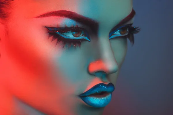 Retrato de mujer sexy con piel sana en luces rojas y azules — Foto de Stock