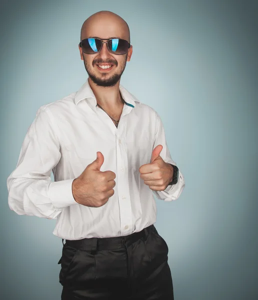 Homem divertido em óculos de sol e camisa branca no estúdio sorrindo — Fotografia de Stock