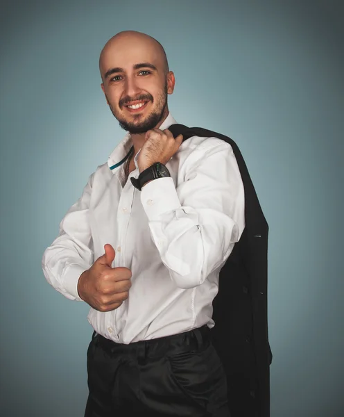 Hermoso hombre con camisa sonriendo en la cámara — Foto de Stock