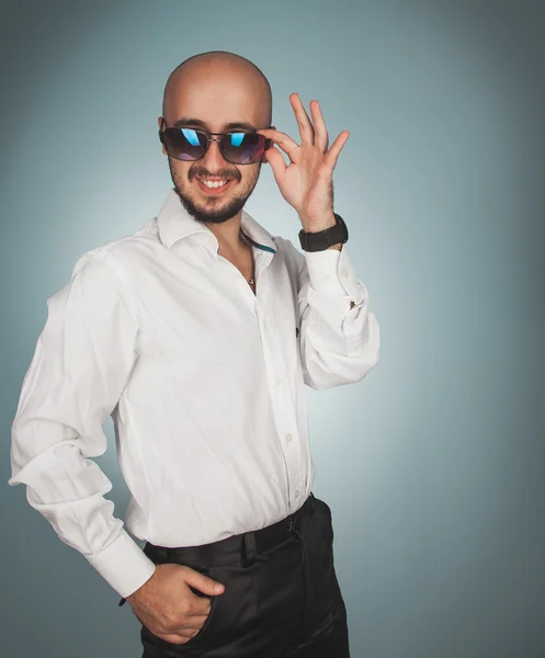 Aantrekkelijke man in zonnebril glimlachen — Stockfoto