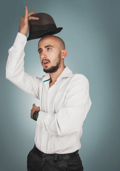 Lustiger Mann mit Hut im Atelier — Stockfoto