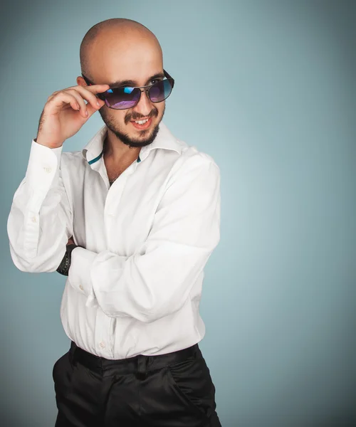 Homme de luxe en lunettes de soleil et chemise blanche détournant les yeux — Photo