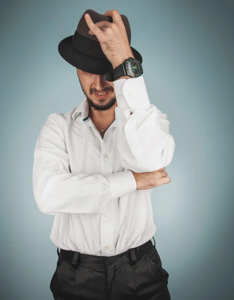 Portret van de man in de hoed en whirt in studio — Stockfoto