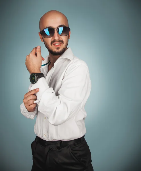 Hombre seductor en gafas de sol y camisa blanca con barba buscando un — Foto de Stock