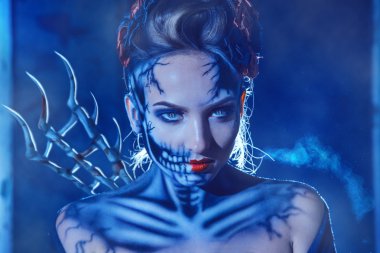 holoween Tema seksi kadın fotoğrafı fac kafatasında yüz sanatı ile