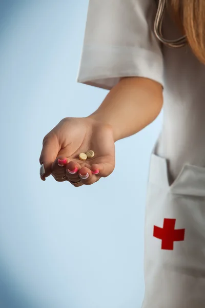 Pielęgniarka, trzymając tabletkę w dłoni — Zdjęcie stockowe
