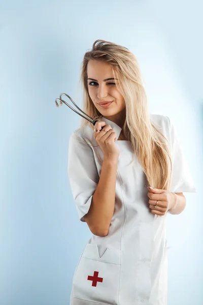 Sjuksköterska med stetoskop blinkningar på kameran — Stockfoto