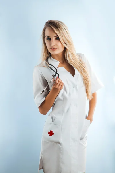 Farbbild der Schönheit blonde erwachsene Krankenschwester mit Stethoskop — Stockfoto