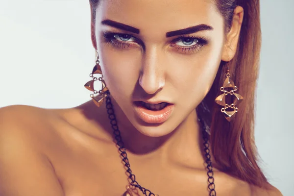 Wütendes Modemodel im Studio mit professionellem Make-up-Accessoire — Stockfoto