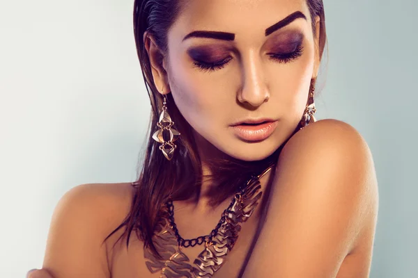 Horizontal portrait of fashion model with make up and accessorie — Stock Photo, Image