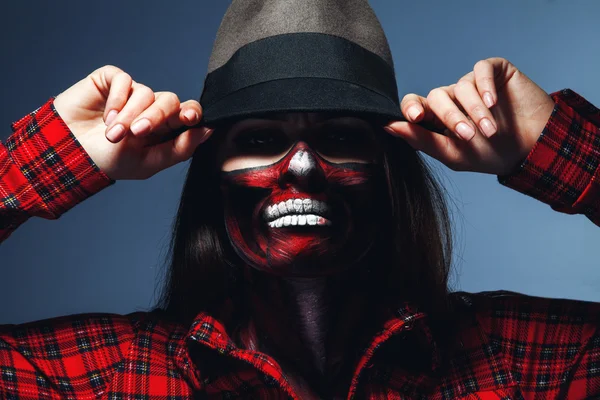 Caucásico mujer con miedo halloween cara arte mirando cámara — Foto de Stock