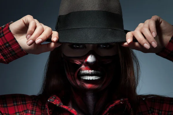 Retrato horizontal de mujer con cara de arte aterrador para halloween — Foto de Stock