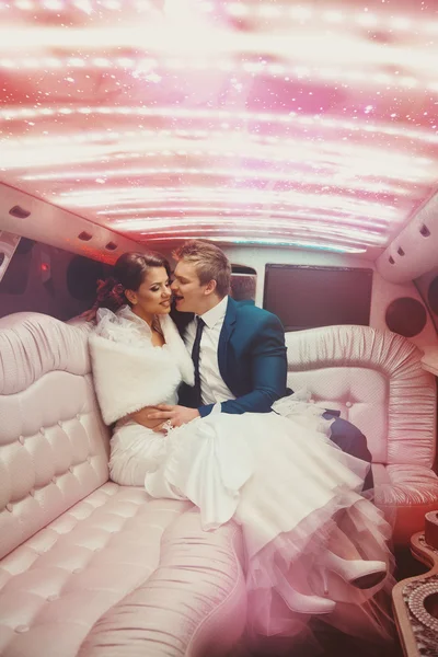 Sexy encantador hombre y mujer acaba de alegre conducción en limusina —  Fotos de Stock