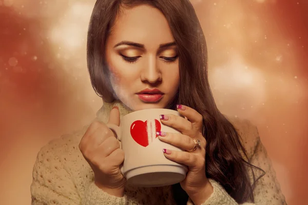 Voluptuous young brunette with hot drink in cup — Stock Photo, Image