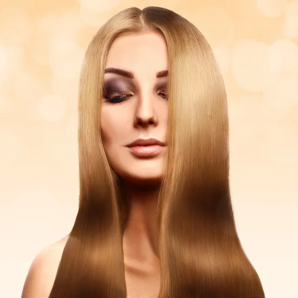 Beautiful blonde with perfect healthy long hair with professiona — Stock Photo, Image