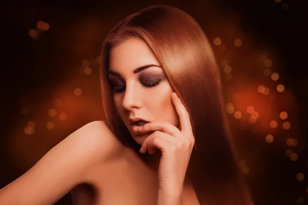Ελκυστική και αισθησιακή καστανά μαλλιά γυναίκα με κλειστά μάτια στο στούντιο — Φωτογραφία Αρχείου