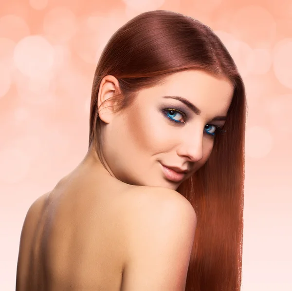 Härlig ung kvinna med perfekt raka brunt hår med blå ey — Stockfoto