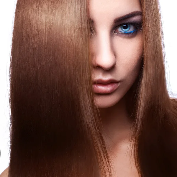 Barna haj nő keres el szeme kék portréja — Stock Fotó