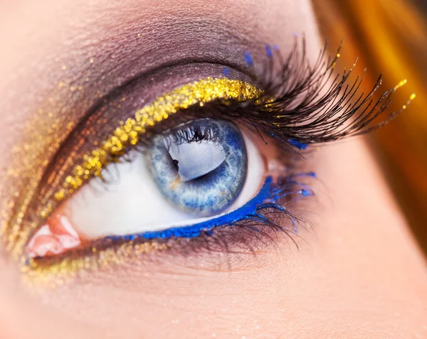 Makrofoto eines blauen Auges, das wegschaut. Professionelles Make-up — Stockfoto
