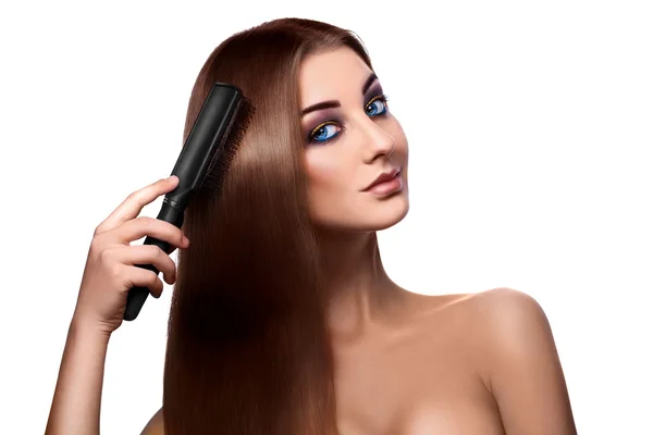 Lány hullámzást tökéletes hosszú haj és látszó-on fényképezőgép kék e — Stock Fotó