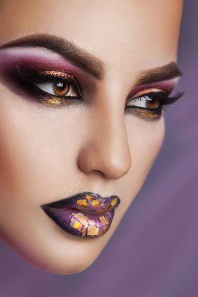 Porträt der Schönheit erwachsene Mädchen mit kreativem Make-up Wegschauen — Stockfoto