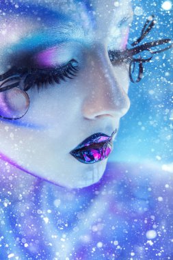 Büyüleyici yaratıcı vücut sanatı ile erkek portresi gözleri kapalı bir